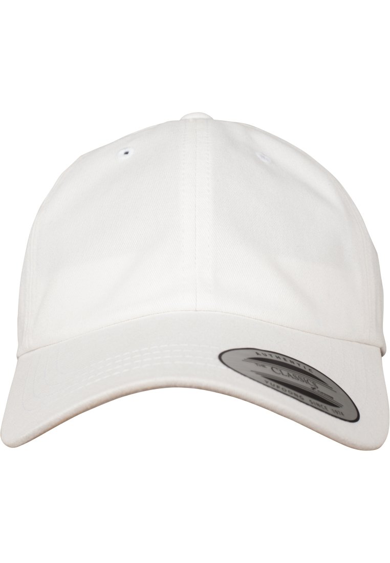 Weißer Baseballcap mit einem gebogenen Schirm, aus Baumwollstoff gefertigt. Verfügt über Belüftungsöffnungen und ein schwarzes Etikett an der Vorderseite.
