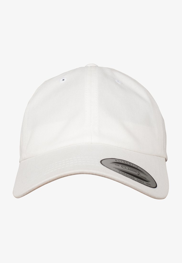 Valge pesapallimüts kaarjaga äärega, valmistatud puuvillakangast. Omab ventilatsiooniavasid ja musta sildi ees.