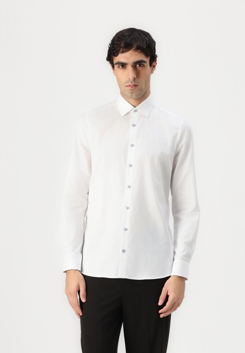 White long-sleeve shirt made of smooth fabric, featuring a standard collar, front button closure with clear buttons, and a tailored fit.