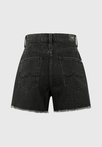 Musta farkkushortsit, joissa on rispautunut helma, kaksi takataskua ja taskujen ompeleissa lievä aaltoileva kuvio. Vyötärönauhassa on merkki.