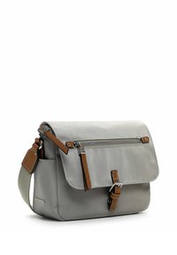 Borsa a tracolla in tessuto grigio con chiusura a patta, dettagli in pelle marrone, tasca frontale con zip e tracolla regolabile.