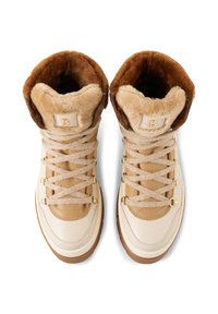 Beżowe sportowe trampki z futrzanym wyścieleniem, złotymi elementami, grubymi sznurowadłami i gumowymi podeszwami. Posiadają wysoki kołnierz i teksturowane detale.