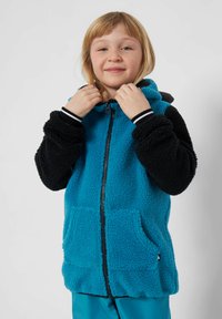 Fleecejacka i blått och svart med huva, framfickor och dragkedja. Har ribbade ärmslut och en fluffig textur.