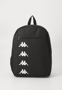 Zwarte stoffen rugzak met een rits compartiment, voorzien van drie witte logo-ontwerpen en een zijvak van mesh voor extra opbergruimte.