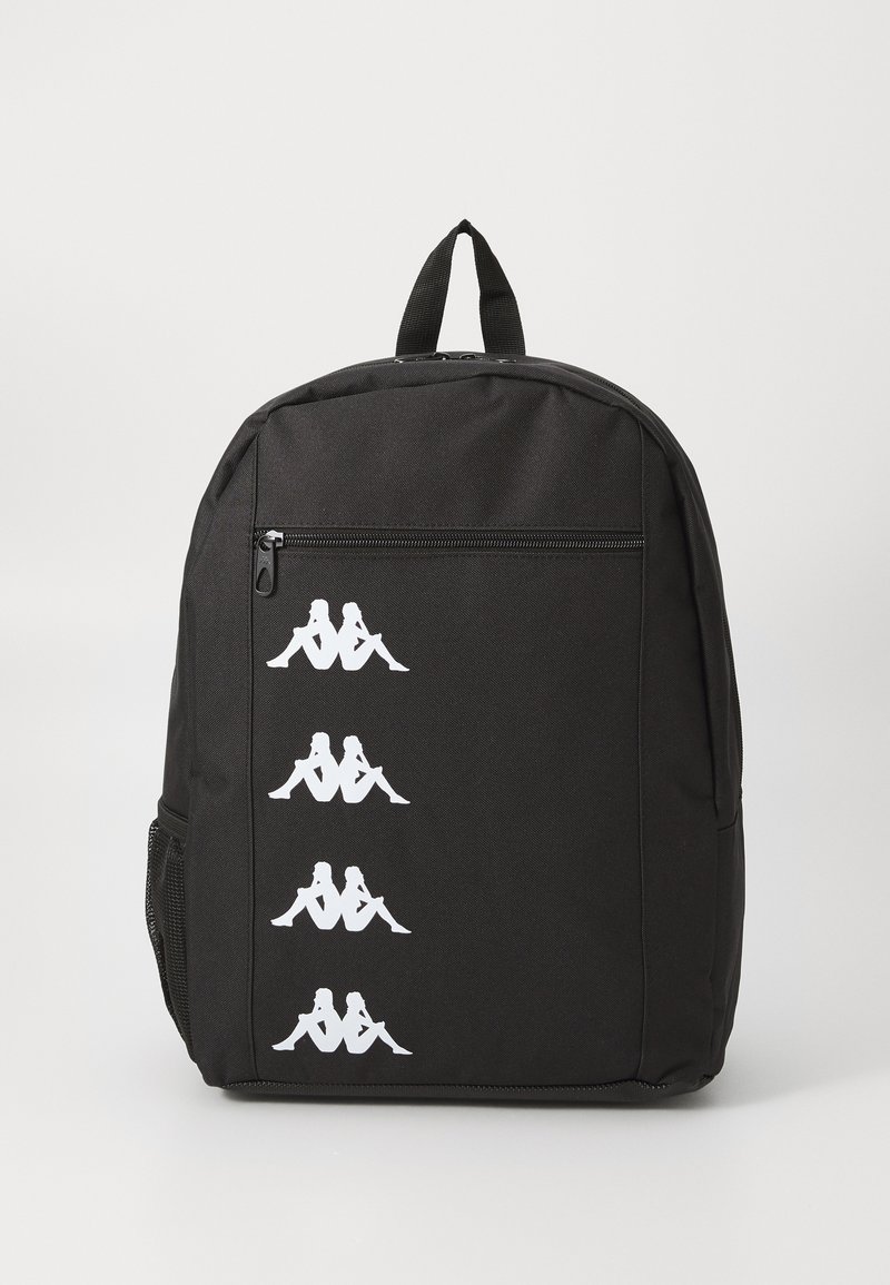 Zwarte stoffen rugzak met een rits compartiment, voorzien van drie witte logo-ontwerpen en een zijvak van mesh voor extra opbergruimte.