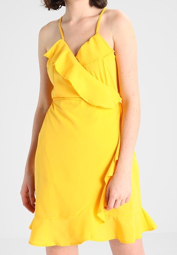 Gelbes Wickelkleid mit dünnen Trägern, gerafftem Vorderteil und gestuftem Saum. Hergestellt aus leichtem Stoff mit glatter Textur.