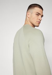 Peak Performance ORIGINAL CREW-BLACK-OFFWHITE - Sweatshirt - limit green