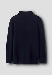 Granatowy sweter z długimi rękawami i wysokim, prążkowanym kołnierzem. Gładka tekstura, bez wzorów, jednolity kolor i konstrukcja przez głowę.