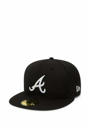 Musta istuva baseball-lippis, jossa etupuolella valkoinen tyylitelty "A" ja sivulla New Era -logo, vinossa kuvassa valkoista taustaa vasten.