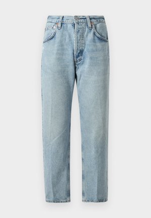 Jeans de denim azul claro com um design de perna reta, cinco bolsos e um desbotado subtil. Apresenta um fecho com botão e passantes para cinto.