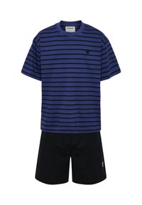 Randig blå och svart kortärmad t-shirt med rund hals, kombinerad med svarta shorts med en liten logotyp på sidan.