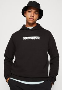 Calvin Klein NEW YORK BOX LOGO - Huppari - black