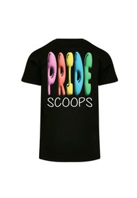 Must värviga T-särk, millel on suur tekst "PRIDE" roosa, oranži, kollase, rohelise ja sinise värviga ning allpool "SCOOPS" valgega. Pehme kangas.