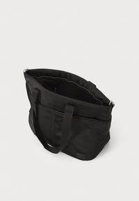 Sort tote bag med en lynlåslukning i toppen, lavet af holdbart stof. Har to yderlommer og solide, flade håndtag for nem bæring.