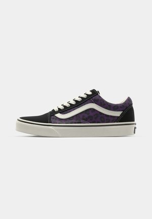 Basket basse avec tige en toile noire, panneau en imprimé léopard violet, coutures blanches et semelle en caoutchouc. Comprend des lacets blancs et une étiquette de logo.