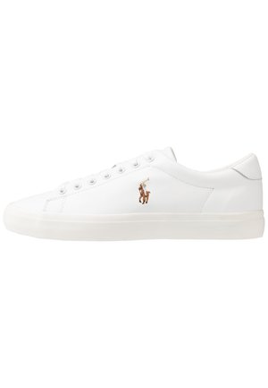 Białe niskie sneakersy z zapięciem na sznurowadła i małym brązowym logo gracza polo z boku, na jednolitym białym tle.