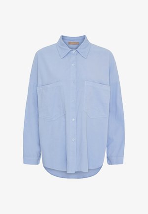 Lyseblå langærmet skjorte med knapper, to brystlommer foran, spids krave og en let afrundet kant.