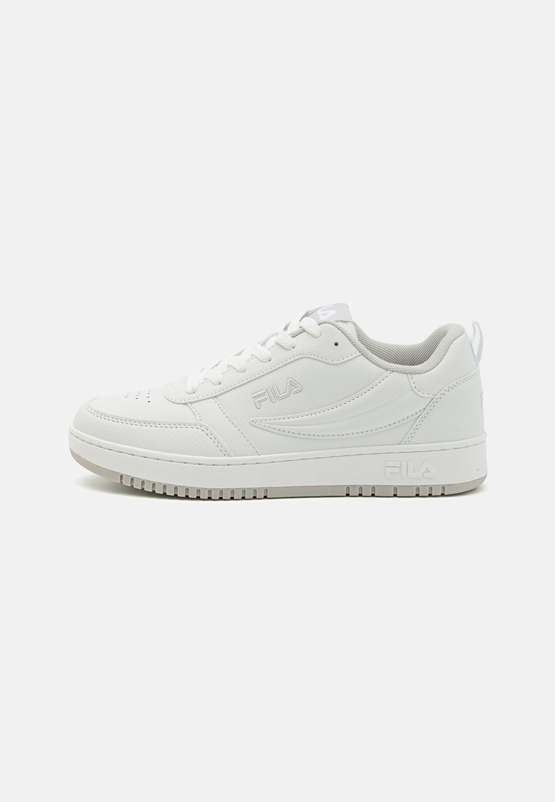 Vita lädersneaker med en texturerad yta, rund tå, snörning framtill, vadderad krage och Fila-logotyp på sidan och hälen.