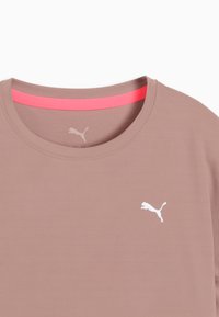 Ανοιχτό καφέ αθλητική μπλούζα Puma με στρογγυλή λαιμόκοψη και ροζ εσωτερική λεπτομέρεια στον γιακά, με λευκό λογότυπο Puma στο στήθος και μέσα στον γιακά.