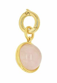 Charm in metallo dorato con una pietra rosa traslucida incastonata in una cornice tondeggiante. Include una chiusura sicura e un anello circolare per il fissaggio.