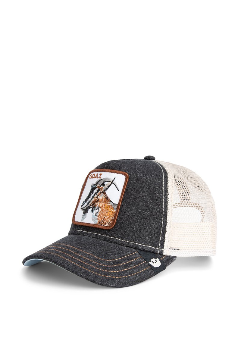 Casquette avec un devant en denim gris, un dos en mesh et une patch en cuir marron présentant une illustration de chèvre. Détails cousus et visière incurvée.