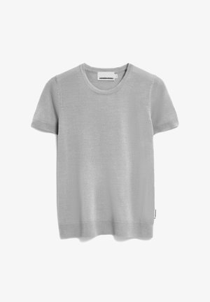 T-shirt à manches courtes gris clair en tissu doux et texturé. Dispose d'un col rond et d'une étiquette de marque discrète sur la couture latérale.