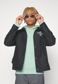 New Balance ESSENTIALS COACHES JACKET - Tuulitakki - black