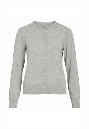 Cardigan tricoté gris clair avec un col rond, des manches longues et une fermeture à boutons sur le devant. Ourlet et poignets côtelés. Texture douce.