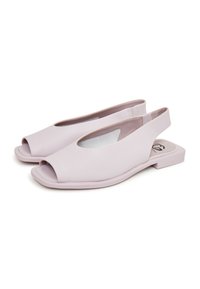 Pantofi slingback de culoare lavandă deschisă cu vârf deschis, din material sintetic neted, cu talpă plată și detalii tăiate pe lateral pentru ventilație.