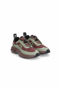 Rode en groene sportieve schoenen met gestructureerde bovenkant, meshpanelen en een opvallend gebogen zoolontwerp. Voorzien van logo en trekflappen.