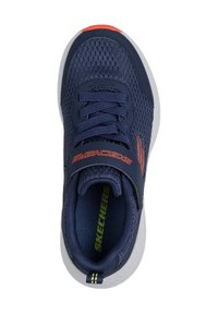 Scarpa da ginnastica in mesh blu navy con dettagli arancioni, caratterizzata da un colletto imbottito, chiusura con lacci e suola sintetica. L'etichetta riporta la scritta "Skechers" in rosso.