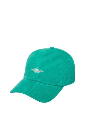 Grüne Cord-Basecap mit kleinem weißem und hellblauem, rautenförmigem Logo vorne in der Mitte.