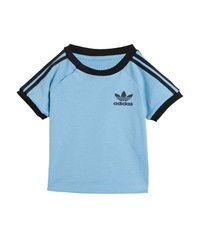 T-shirt azzurro chiaro a maniche corte con accenti neri, caratterizzato da un logo Adidas nero e tre strisce nere sulle spalle. Materiale in cotone morbido.