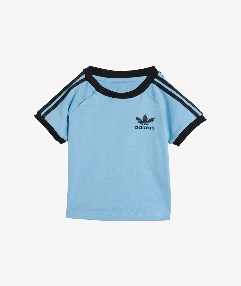 Svetlomodré tričko s krátkymi rukávmi a čiernymi akcentmi, so sivým logom Adidas a tromi čiernymi pruhmi na pleciach. Jemný bavlnený materiál.