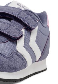 Velcro sneakers i lys lilla tekstil med hvide læderdetaljer, der har en rund tå og en tekstureret overdel for bedre greb.