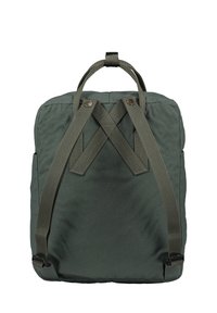 Sac à dos vert olive de forme rectangulaire, fabriqué en tissu durable, doté de bretelles renforcées et d'une poignée de transport sur le dessus.