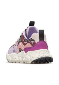 Sneaker multicolore con accenti viola, rosa e neri. Parte superiore testurizzata, colletto imbottito e una suola spessa e stampata per una buona aderenza.