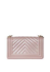 Pochette matelassée rose avec un motif en chevrons, dotée de quincaillerie dorée et d'une forme rectangulaire structurée. Matériau synthétique lisse.