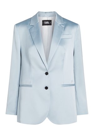 Světle modrý saténový blazer s klopovým límcem, dvěma předními kapsami, uzávěrem na jeden knoflík a jemným logem na spodním lemu.