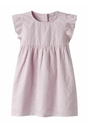 Robe en coton rose clair avec des manches courtes à volants, un col rond et un motif brodé floral. Taille froncée et forme en A.