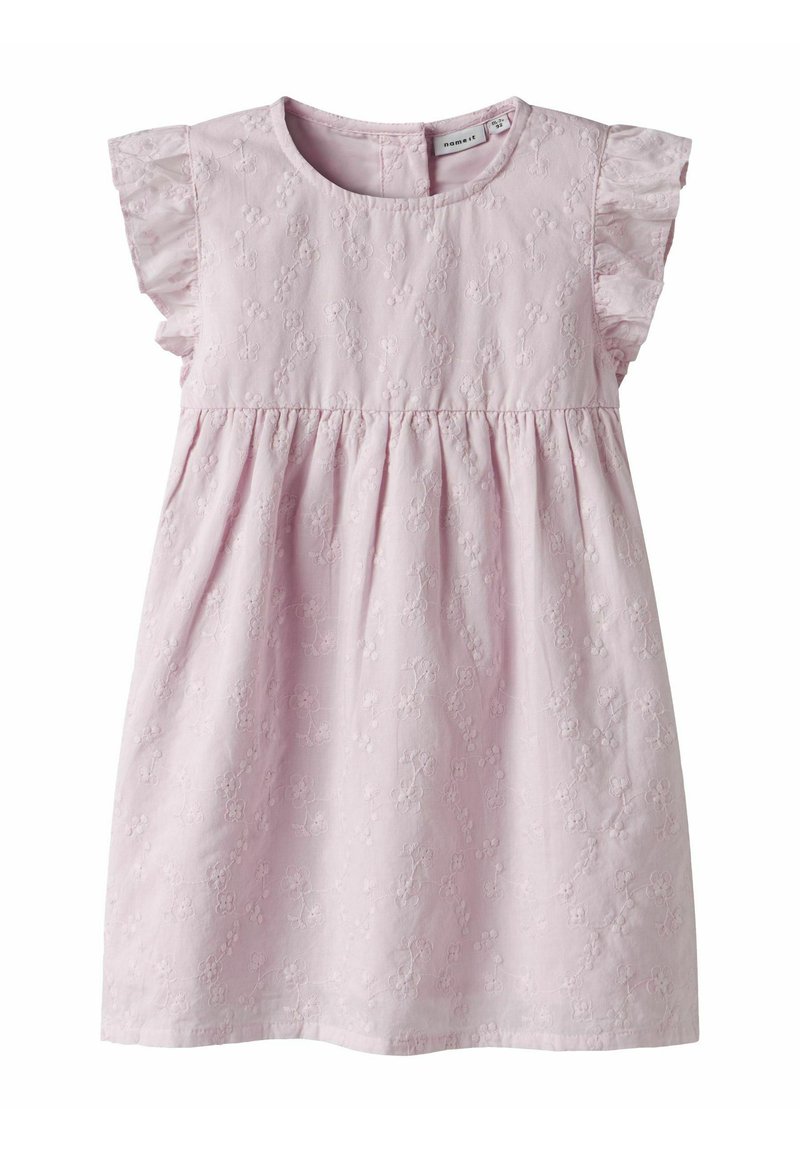 Robe en coton rose clair avec des manches courtes à volants, un col rond et un motif brodé floral. Taille froncée et forme en A.