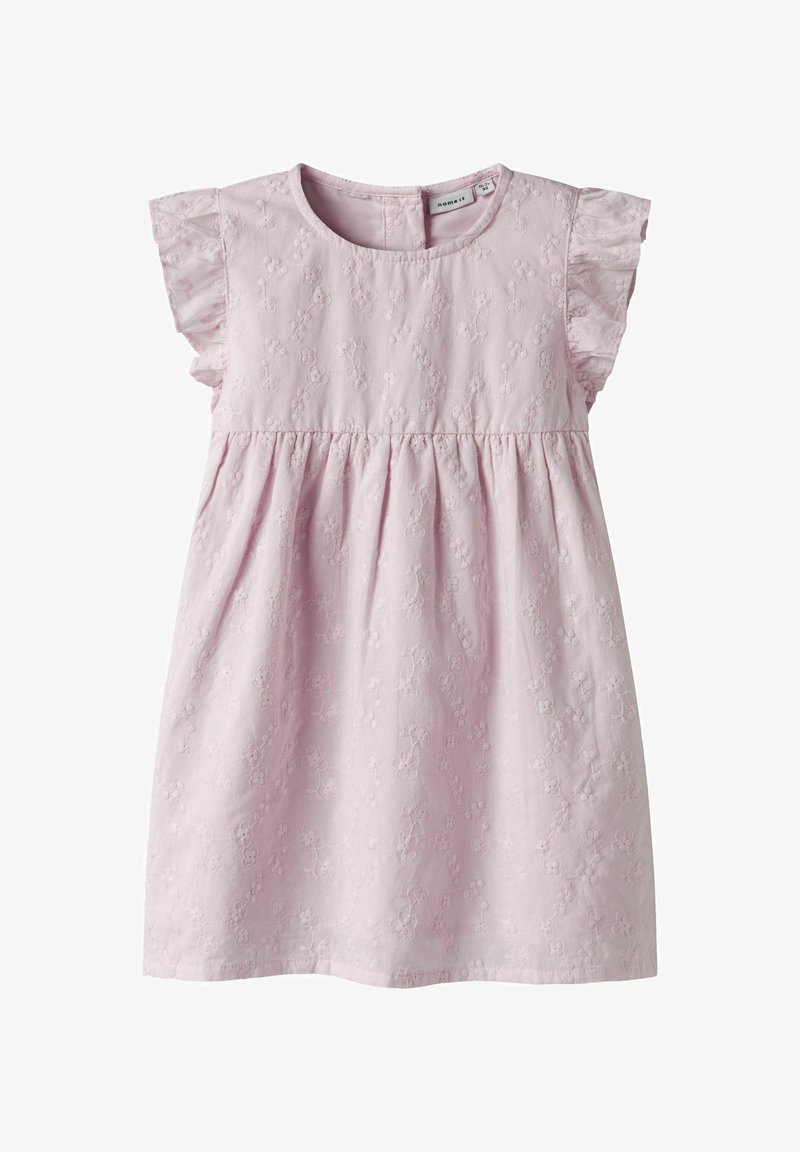 Hele roosa puuvillane kleit lühikeste ripsmetega varrukatega, ümmarguse kaelusega ja lilleliste tikanditega mustriga. Kokkuvõetud vöökoht ja A-line kuju.