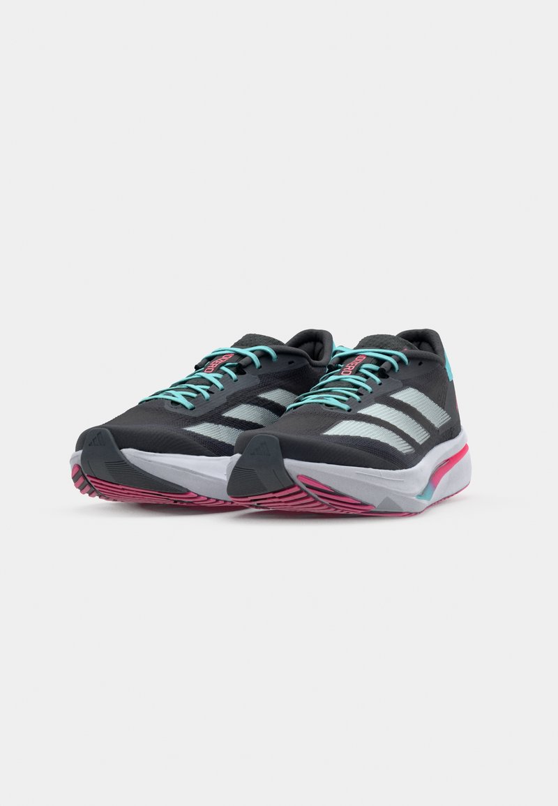 Zapatillas de correr negras con cordones en color aguamarina, que presentan tres franjas blancas en el lateral, una parte superior texturizada y una suela con detalles en color rosa.