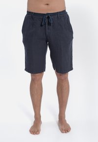Granatowe lniane szorty z elastycznym paskiem, regulowanym sznurkiem i jednym guzikiem z przodu. Charakteryzują się luźnym krojem i długością do kolan.