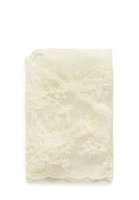 Vit spets scarf med intrikat blommönster, genomskinlig textur, scalloped kanter och en mjuk, delikat utseende.