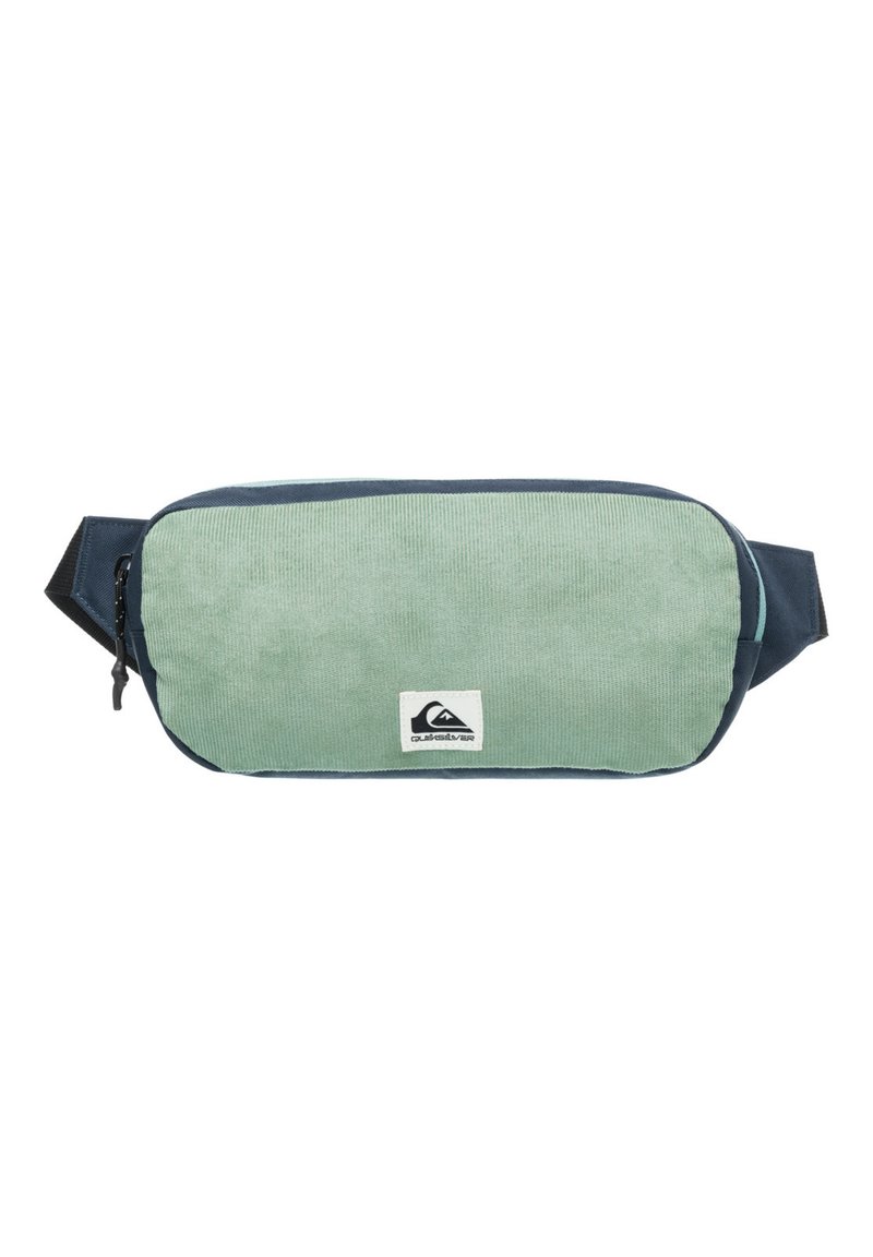 Borsa in corda verde con cerniera e tracolla blu navy, caratterizzata da un'etichetta con logo bianca. Texture liscia e forma rettangolare.