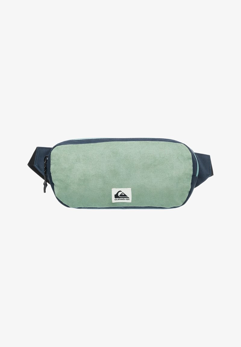 Grüne Cordura-Taillentasche mit einem marineblauen Reißverschluss und Tragegurt, versehen mit einem weißen Logopatch. Glatte Textur und rechteckige Form.