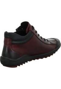 Dunkelrote Leder-Hochschuh mit schwarzen Akzenten, runder Zehenform und strukturiertem Gummisohle mit gezacktem Muster. Verfügt über ein Schnürdesign.