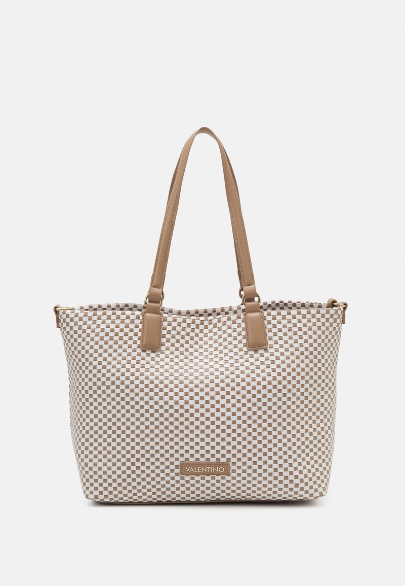 Beige-wit geruite draagtas met twee beige handvatten en een Valentino-logo op een plaatje in het midden aan de voorkant.