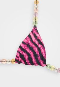 Rosa og svart stripete bikini-bh med trekantede kopper, pyntet med en strap med flerfargede perler. Glatt stofftekstur.